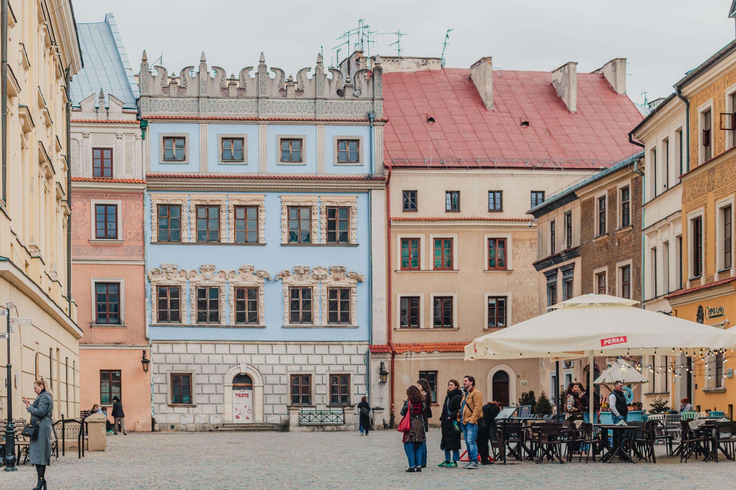Rynek Starego Miasta w Lublinie z ogródkami kawiarni