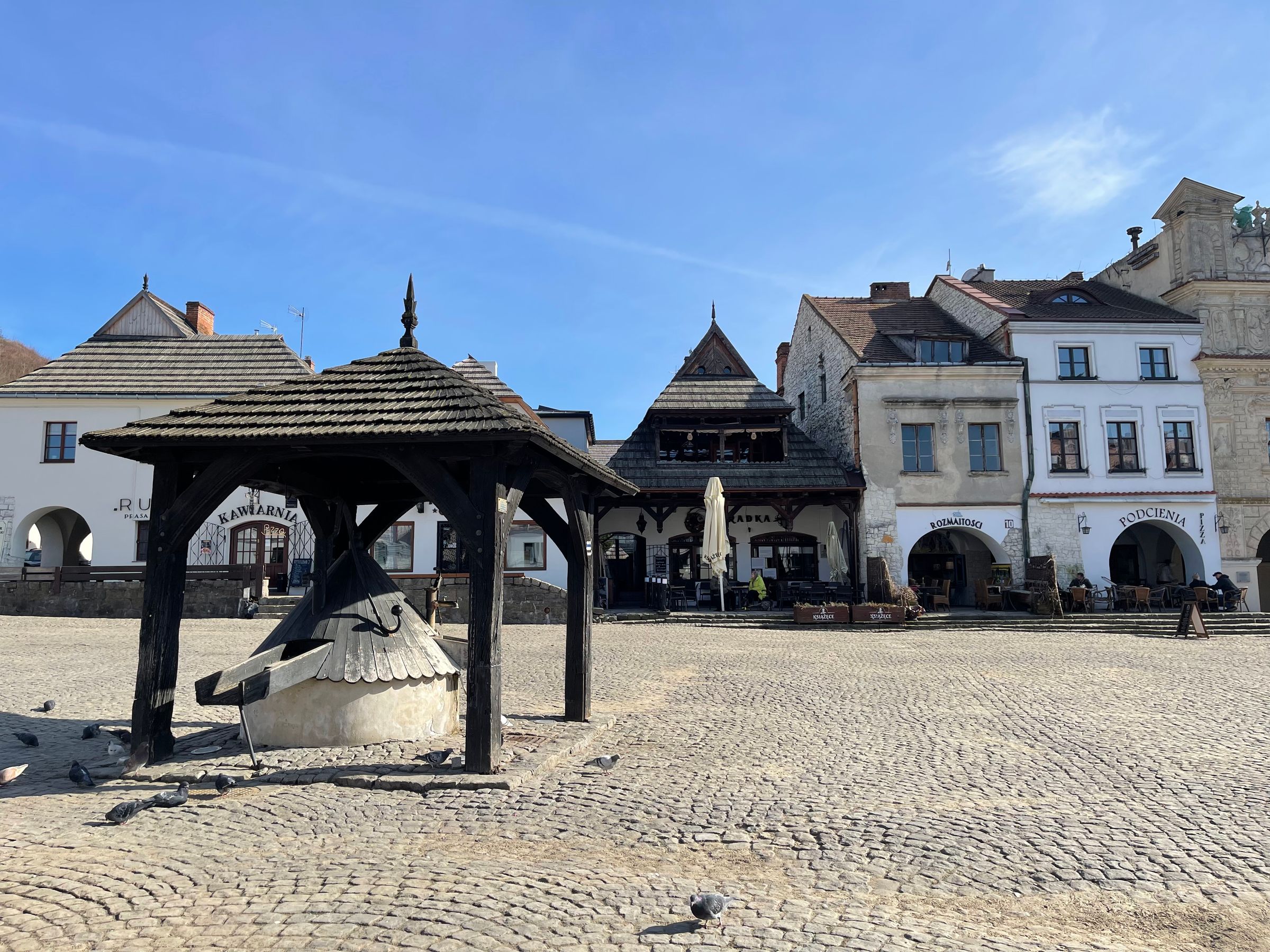 Rynek w Kazimierzu Dolnym ze studnią
